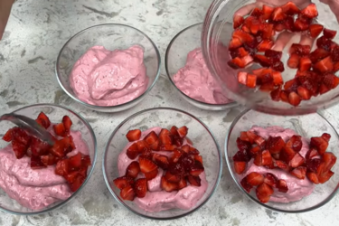 Ніжне полуничне суфле: легкий десерт