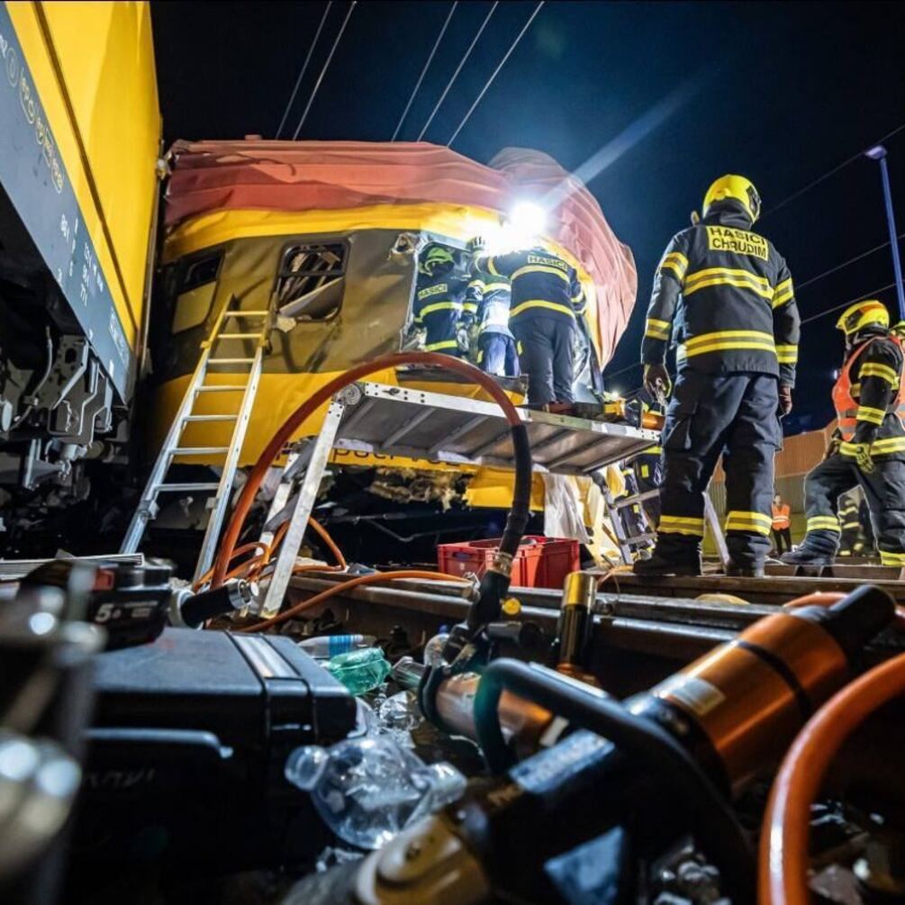 В Чехии пассажирский поезд, следовавший в Украину, столкнулся с грузовым: среди погибших есть украинцы (фото и видео)
