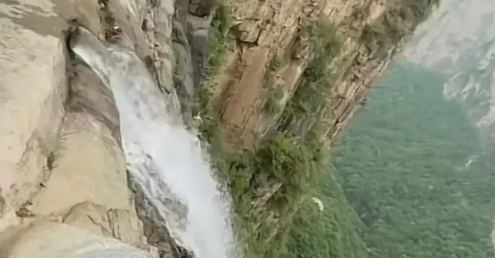 Оказался подделкой: самый высокий водопад Китая был создан людьми (фото, видео)