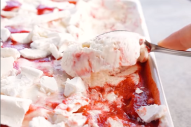 Клубничное мороженое со сгущенкой и меренгой