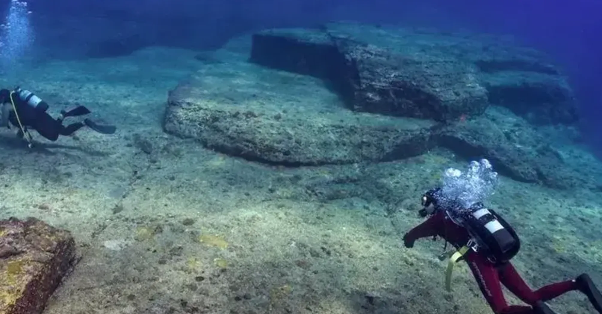 Ancient city under the sea: scientists discover 'Japanese Atlantis' with pyramids and hieroglyphics (photo)