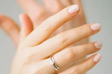 Маникюр 'забавный зайчик' стал трендом лета 2024: как он выглядит и в чем секрет популярности (фото)