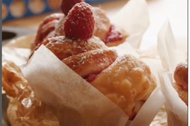 Кексы с малиной: просто и быстро