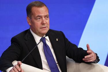 Медведев опять выболтал планы Кремля
