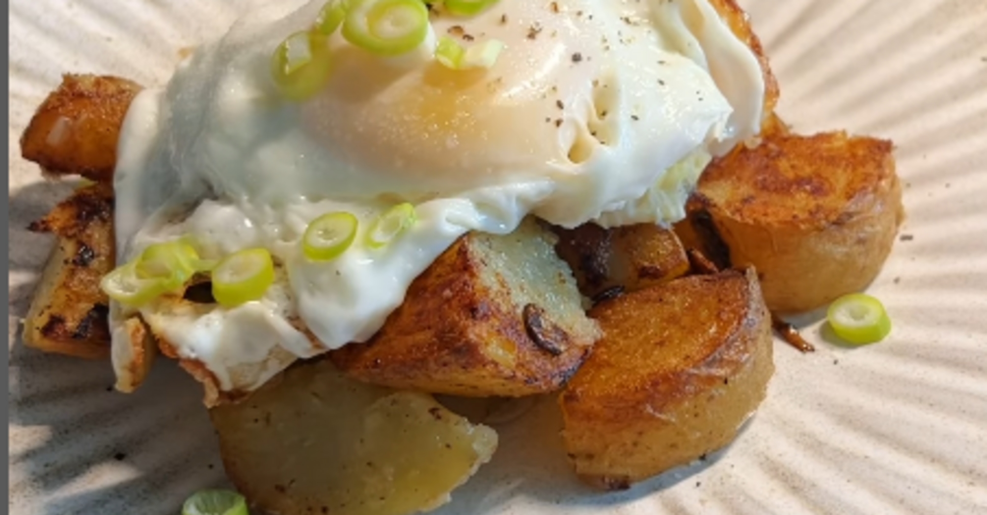 Простой рецепт картофеля с жареными яйцами