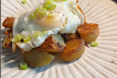 Простой рецепт картофеля с жареными яйцами