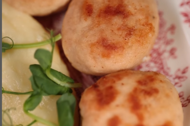 Картофельная пюрешка идеальной консистенции с котлеткой: что может быть вкуснее