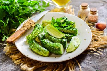 Малосольні огірки за 10 хвилин: перевірений лайфхак