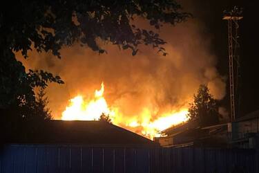 В Курській області рф після атаки дронів загорівся завод, що виробляє продукцію для енергетики (фото та відео)