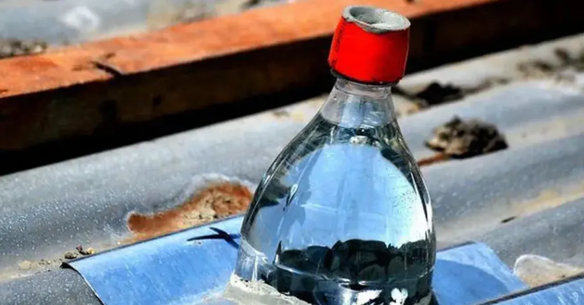 Как тысячи домов за рубежом получают свет с помощью пластиковых бутылок и воды