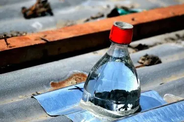 Як тисячі будинків за кордоном отримують світло за допомогою пластикових пляшок та води