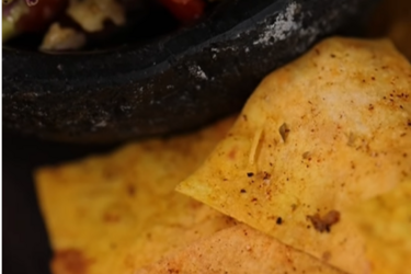 Чипсы из лаваша с гуакамоле