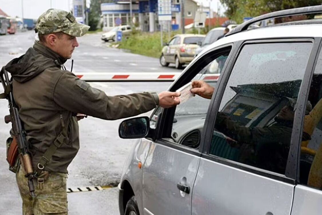 Хто з чоловіків не може виїхати за кордон навіть за наявності військового квитка