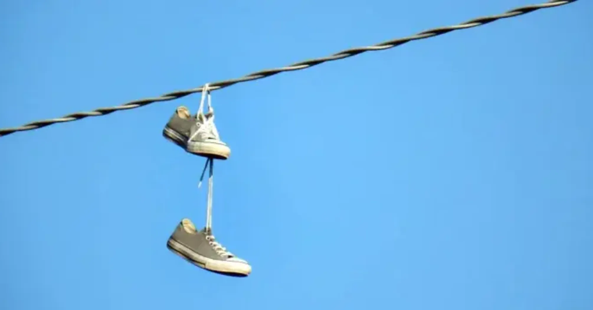 Тайна кроссовок на проводах: кто и зачем развешивает обувь по всему миру, и какие это имеет скрытые значения