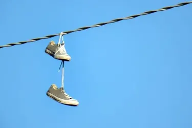 Таємниця кросівок на дротах: хто і навіщо розвішує взуття по всьому світу, та які це має приховані значення