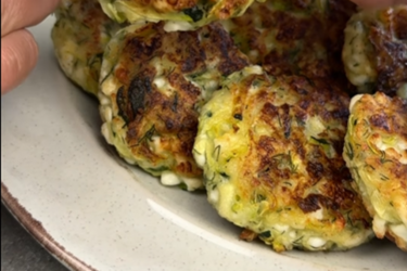 Соленые сырники с кабачком и зеленью для идеального завтрака