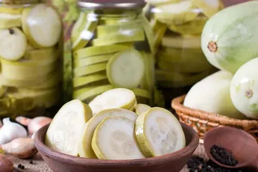 Хрустящие и пряные: как закрыть кабачки на зиму, чтобы напоминали соленые огурцы