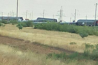 Масштабна аварія: у рф потяг зійшов із рейок, постраждали близько 100 осіб (відео)