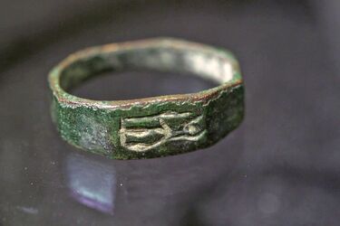 Хлопчик в Ізраїлі під час прогулянки знайшов перстень із зображенням богині Мінерви, якому 1800 років (фото)