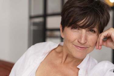 Для женщин за 60: омолаживающие стрижки, которые корректируют овал лица и добавляют свежести образу