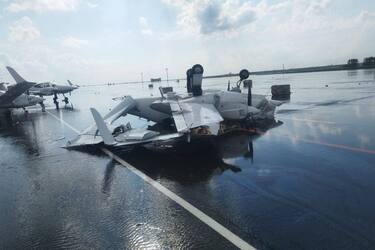 В российском Нижнекамске смерч разбрасывал самолеты по аэропорту (фото, видео)