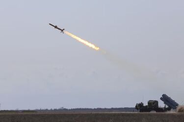 Українські військові вдарили по складу зброї та військової техніки окупантів в Курську (відео)