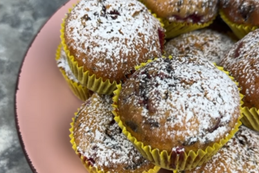 Малинові мафіни з шоколадом: готуються швидко, легко та просто