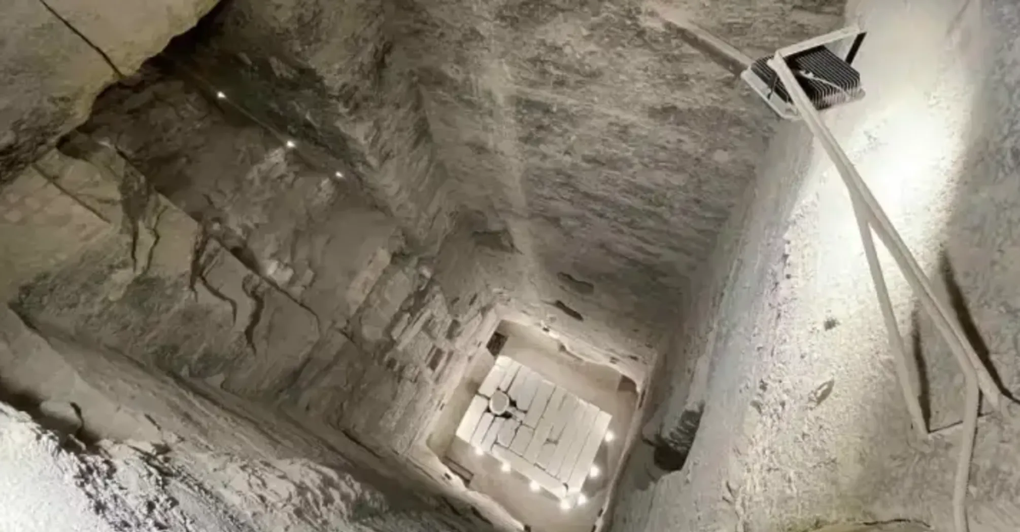 Археологи шокированы: в древнейшей пирамиде Египта найден загадочный лифт