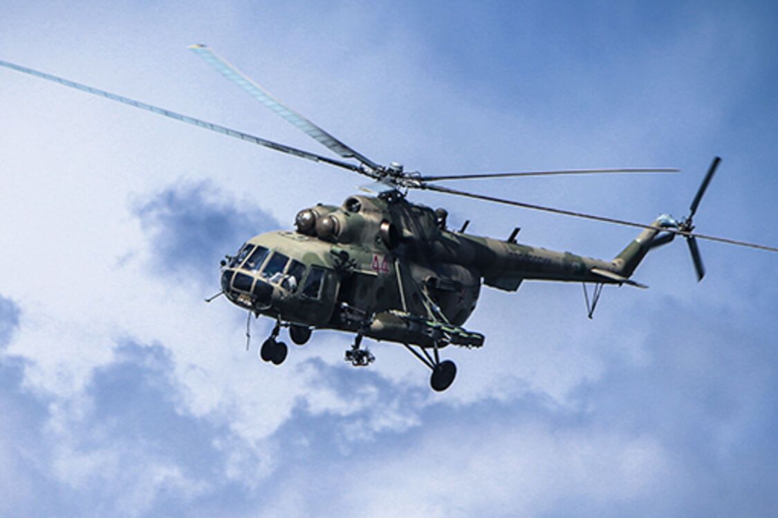 На борту были раненые: россияне сбили собственный вертолет Ми-8 под Донецком (видео)