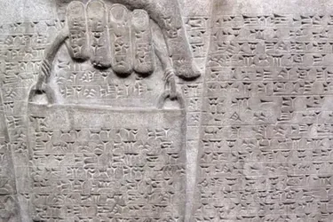 На стенах 12-тысячелетних храмов в разных уголках мира обнаруживают современный аксессуар: как он там оказался