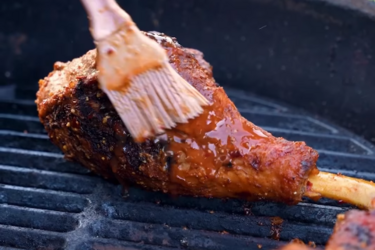 Голени индейки в яблочном соусе барбекю