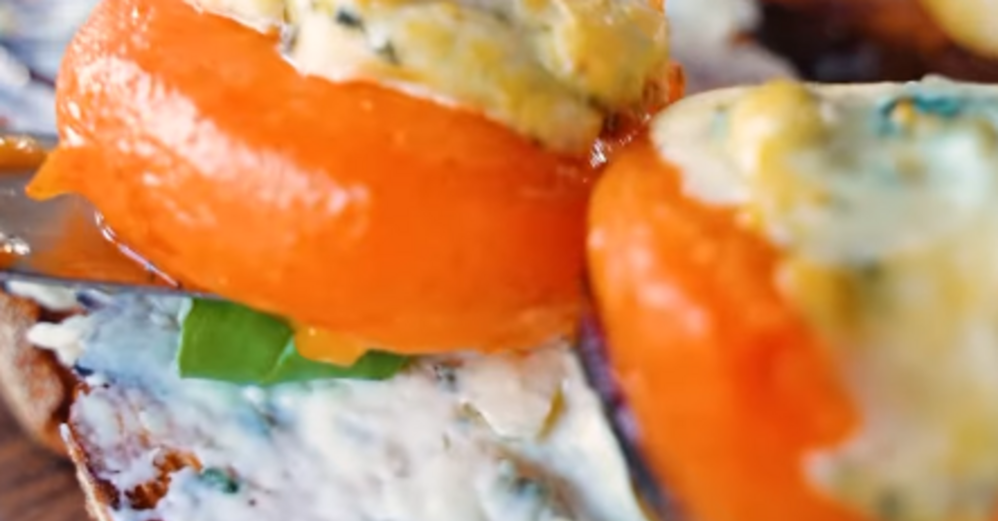 Запеченные абрикосы с медом, сыром на хрустящем хлебе