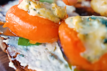 Запеченные абрикосы с медом, сыром на хрустящем хлебе