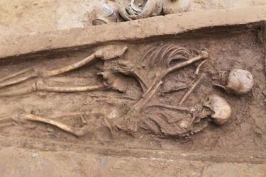 Кохання довжиною у 1600 років: у Китаї розкопали гробницю пари, яка обіймається (фото)