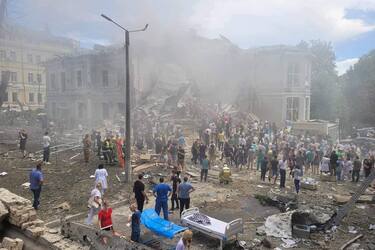 Масований удар РФ: у Києві під завалами Охматдиту є люди, дітей евакуйовують, відомо про 10 загиблих (фото, відео)