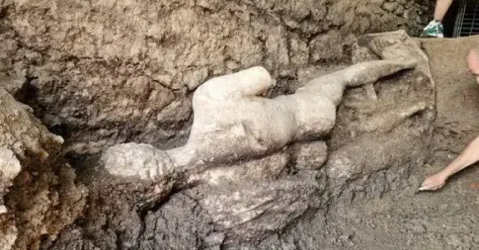 Таинственная находка в канализации: археологи обнаружили целую статую бога Гермеса, которой более 1650 лет (фото)