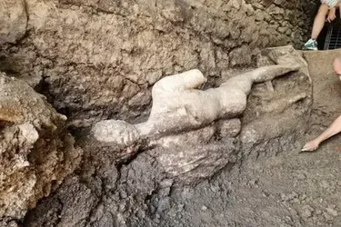 Таємнича знахідка в каналізації: археологи виявили цілу статую бога Гермеса, якій понад 1650 років (фото)