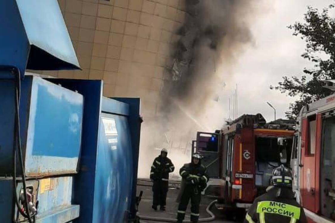 В Москве загорелся ТРЦ 'Рио': сообщают, что там собирали дроны для российской армии (фото, видео)