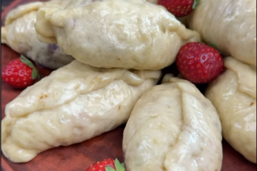 Вареники на пару: рецепт с вишней и клубникой