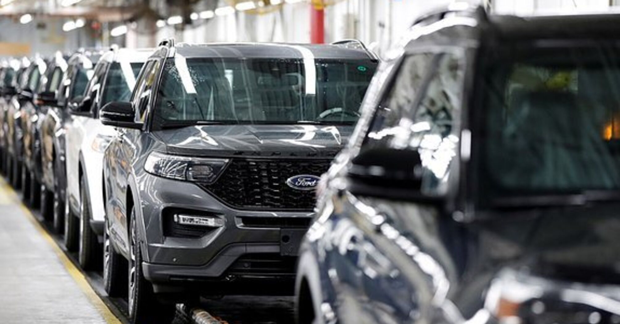 Ford відкликає понад 90 000 позашляховиків Explorer: існує ризик пожежі двигуна