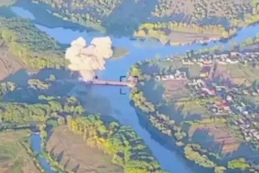 Українська авіація знову в дії: з'явилося відео ураження ще одного мосту у Курській області