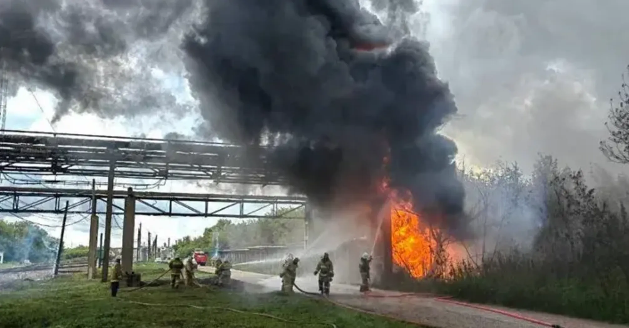 A pillar of fire rose to the sky: an explosion at a petrochemical plant in Bashkortostan (photos, video)