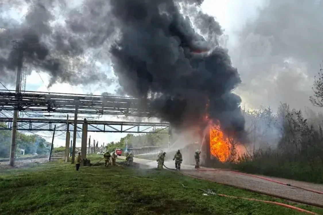 Огненный столб взмыл в небо: в Башкортостане произошел взрыв на нефтехимическом заводе (фото, видео)