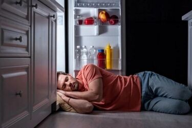 Як покращити сон у спеку та знизити температуру в кімнаті: лайфхаки