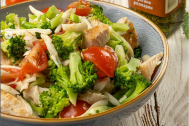 Салат с курицей и брокколи: готовить можно весь год