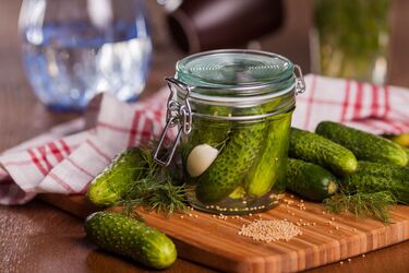 По рецепту бабушки: как засолить огурцы на зиму, чтобы они не стали мягкими и скользкими