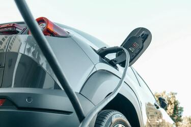 Дуже ризиковано: власників електромобілів Tesla закликали ніколи не робити Supercharger (фото)