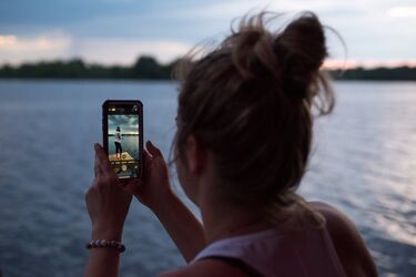 Посмотрите, как держите телефон в руках: этот минутный тест расскажет о вас больше