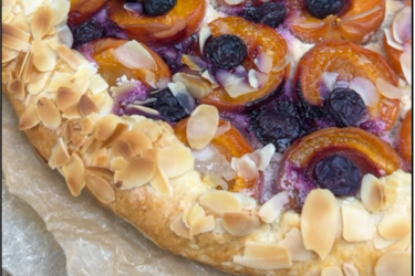 Галета с абрикосами, голубиной и сливочным сыром
