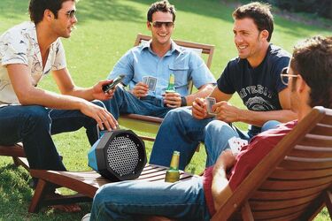 Для мужа друзья важнее семьи: что делать